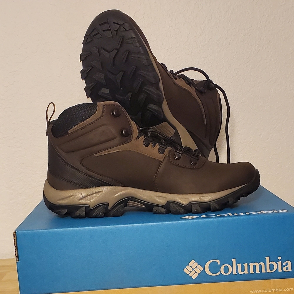 Columbia waterproof boots hiking new 9.5 Wide Mens